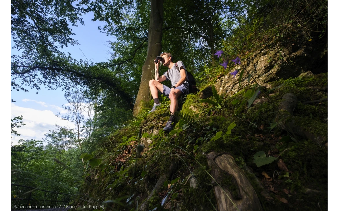 Wanderer genießt die Aussicht im Hönnetal