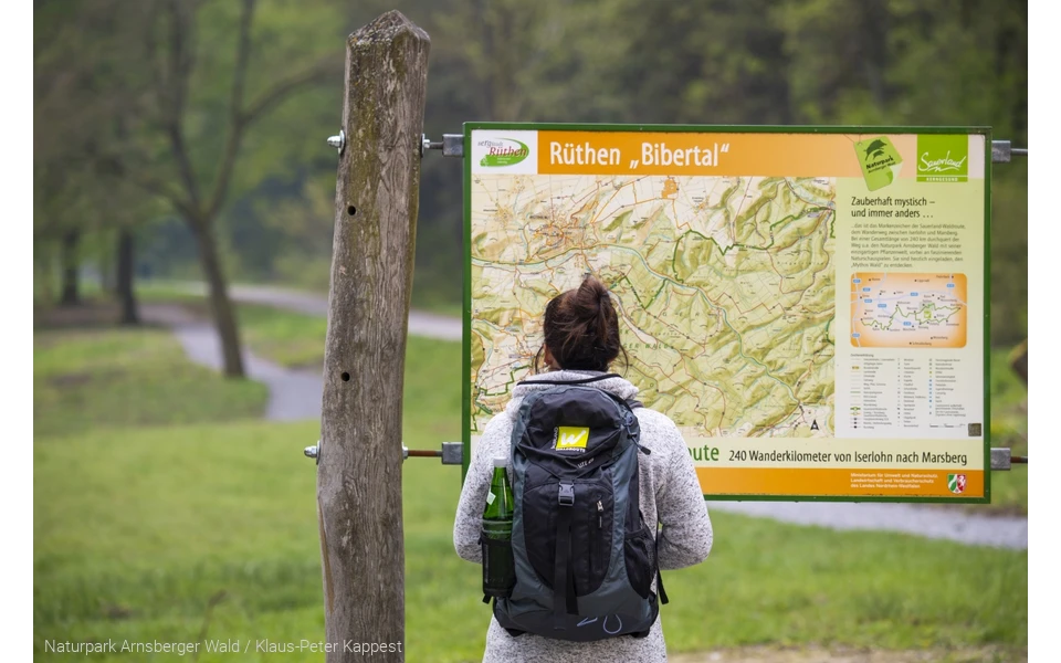 Wanderin vor der Orientierungstafel