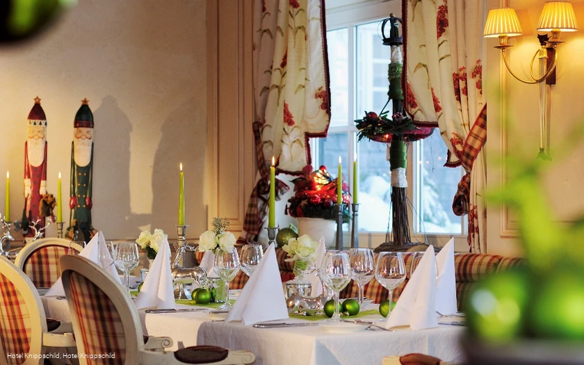 Festlich gedeckter Tisch zur Weihnachtszeit Festlich gedeckter Tisch zur Weihnachtszeit
