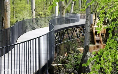 Die freischwebende Brücke über dem Felsenmeer biet