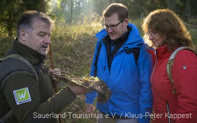 Ranger mit Baumrinde