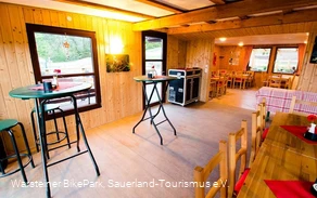 Innenansicht der gemütlichen Hütte am Rabennest