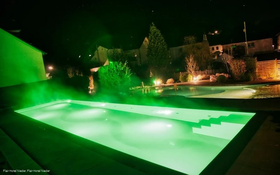 Hotel Nieder Aussenpool beleuchtet