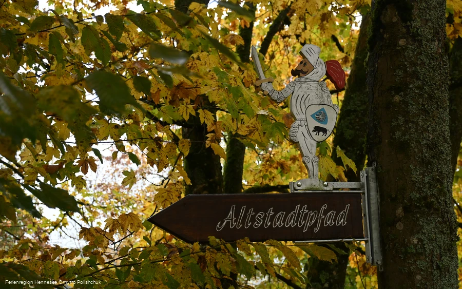 Eversberg - Wegweiser an der Burg