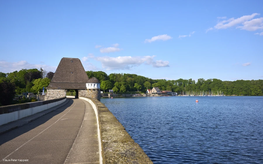 Staumauer und Möhnesee