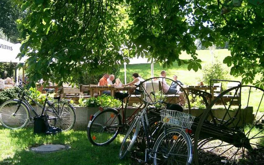 ZUM TACKEBER _BIergarten_ FOTORECHTE LUDGER TACKE.jpg