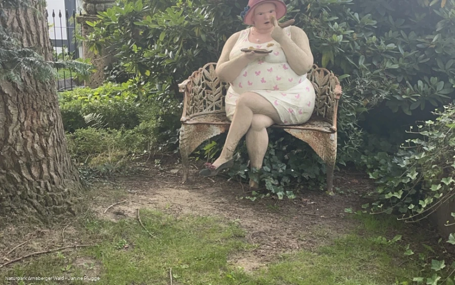 Kunst am Torhaus Möhnesee - Dame auf Bank