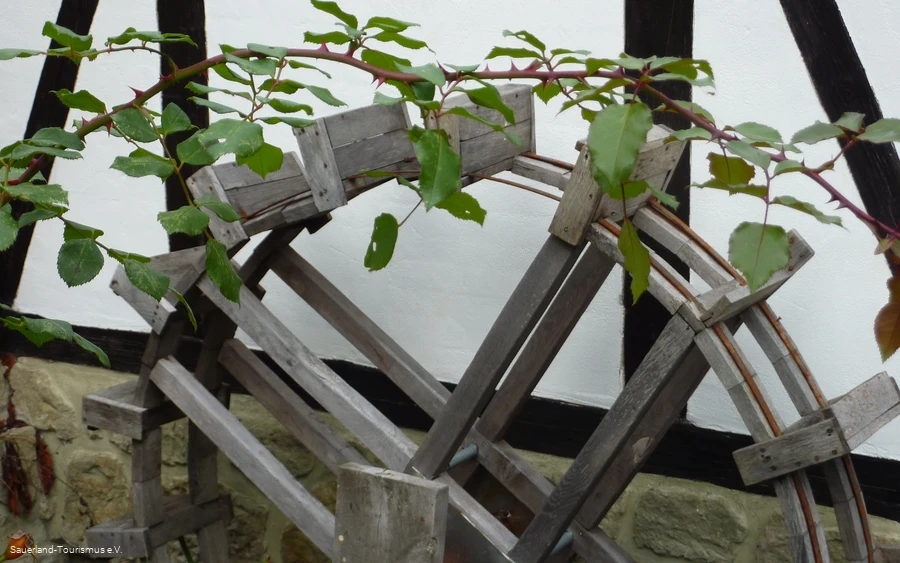 Wasserrad im Außenbereich Wasserrad im Außenbereich