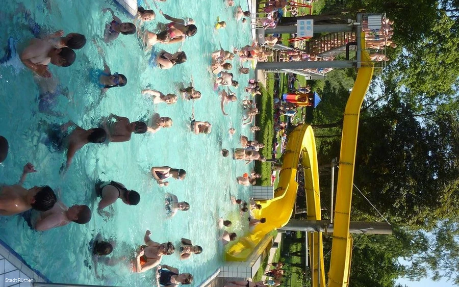Spaßbad im Hochsommer mit Rutsche