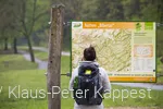 Wanderin vor einer Orientierungstafel